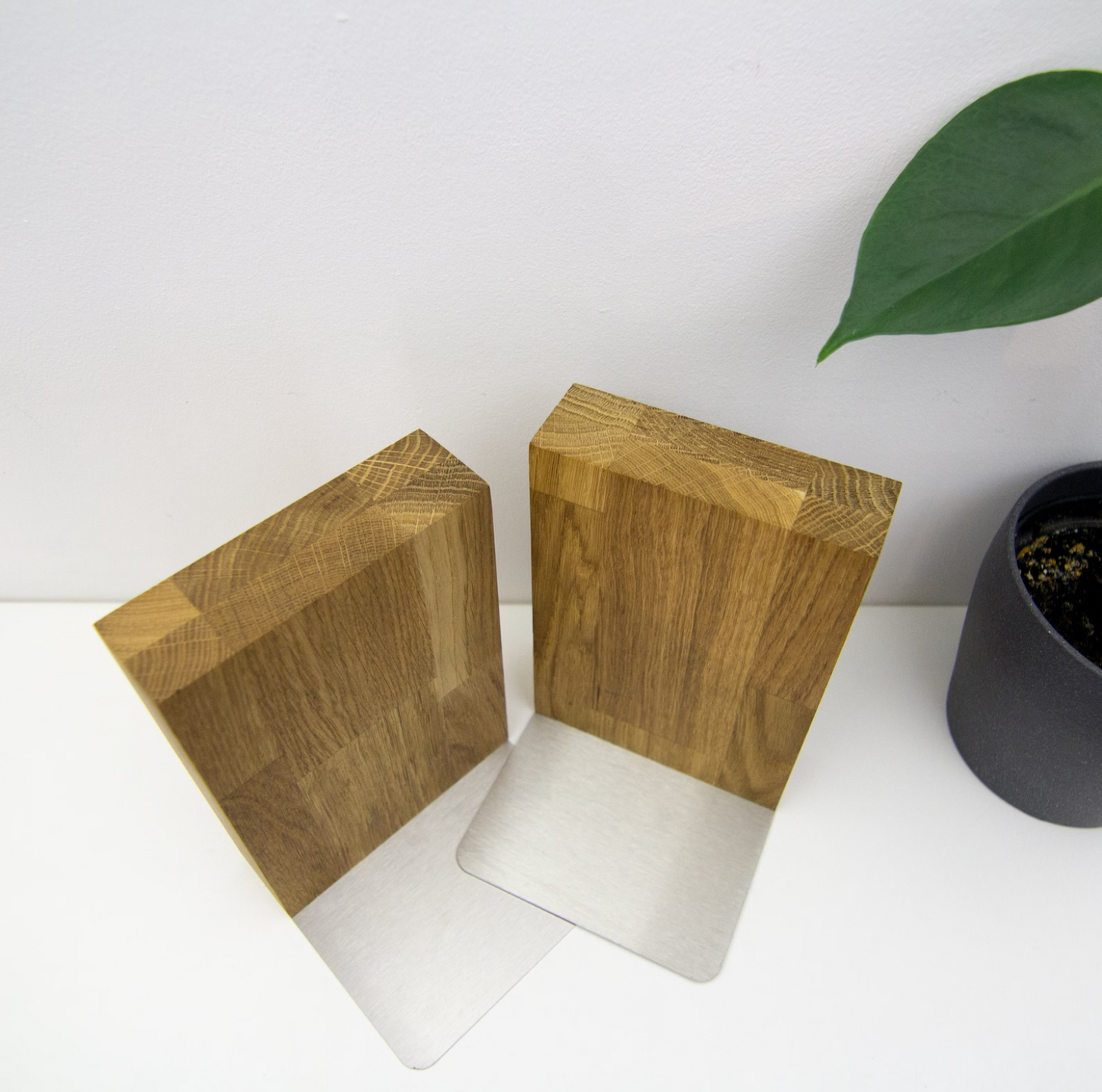 Wooden bookends (Sim)